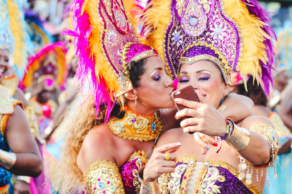 Duas mulheres tirando fotos no carnaval.